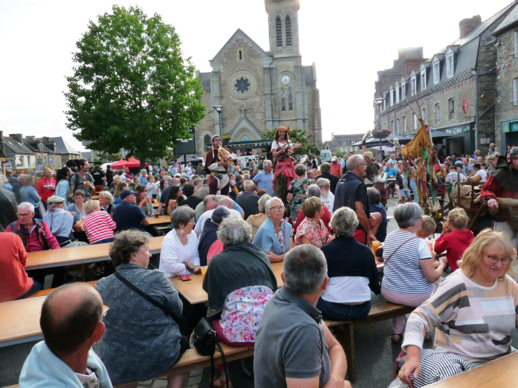 On festoie, on ripaille, on discute le coup. Revoici Les Conné’tables à Broons ce 19 juillet.