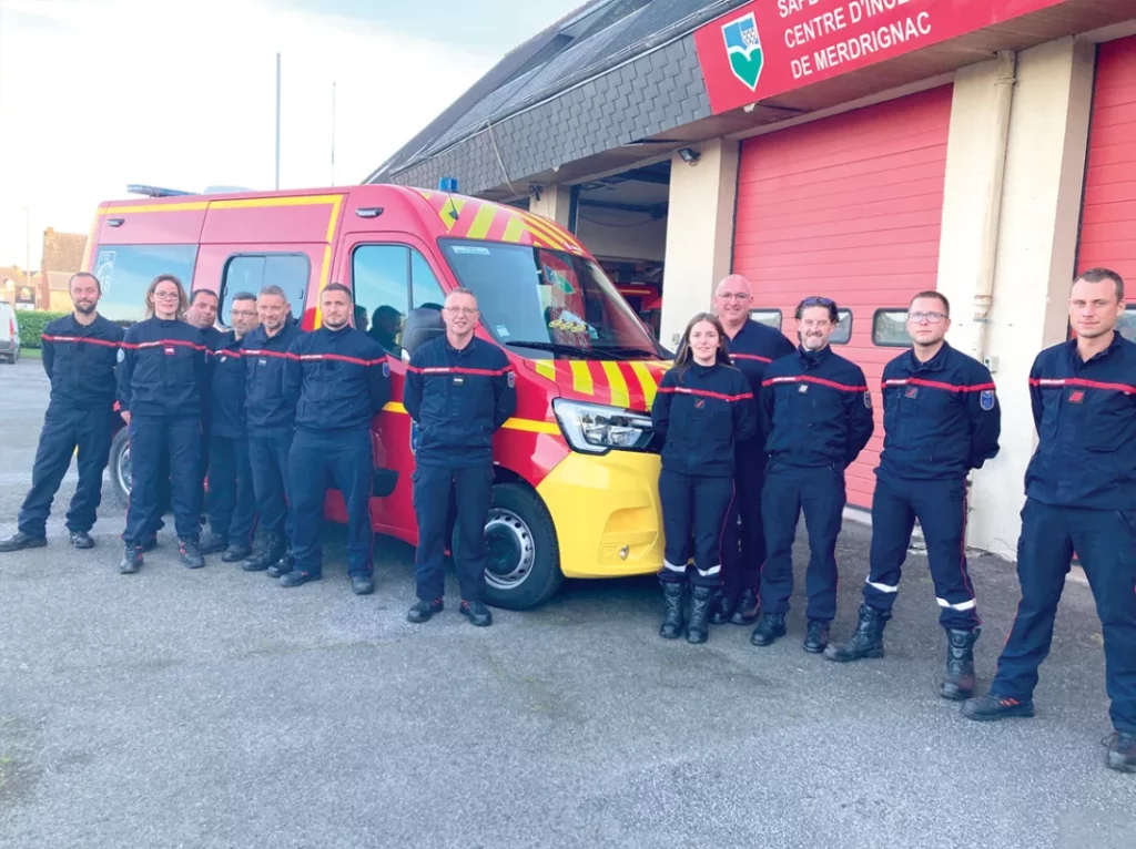 Les pompiers de Merdrignac sont ravis de leur nouvelle ambulance.