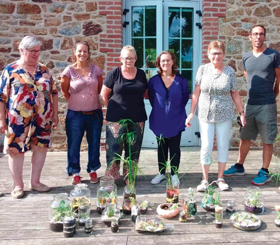 Les aidants lors d’un atelier fabrication de terrarium à la médiathèque de Landujan.