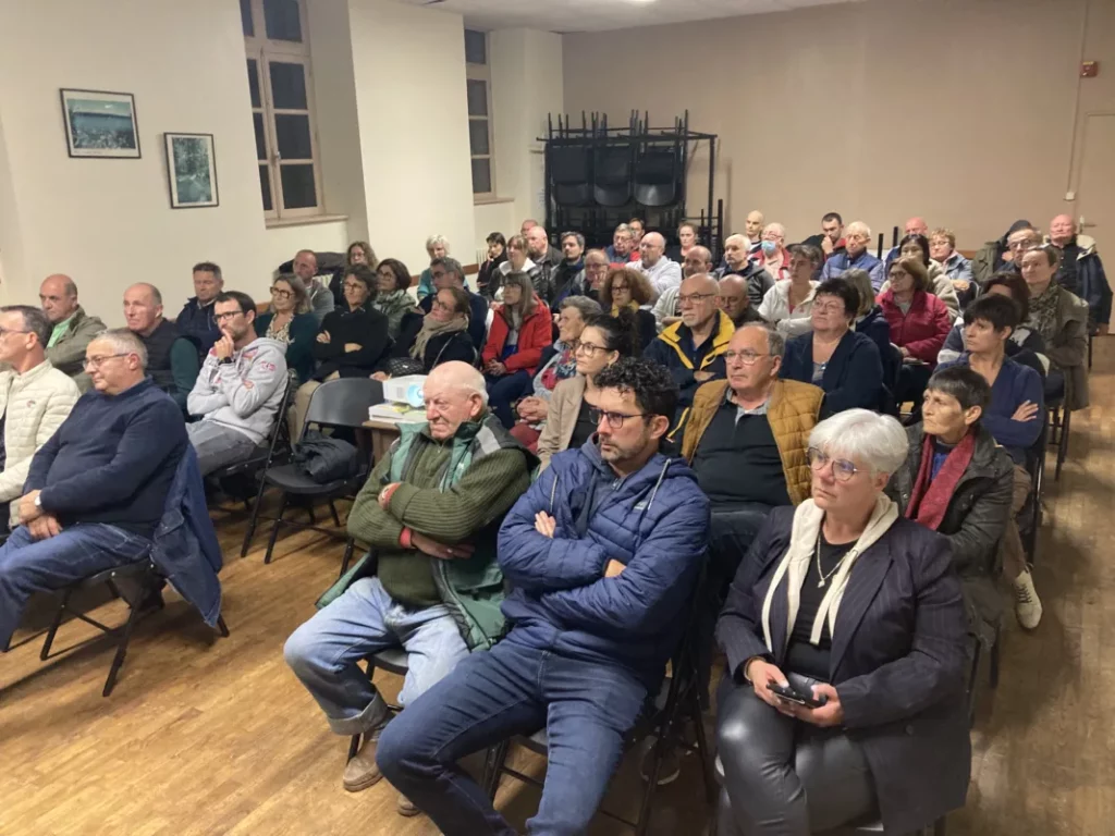 Marie-Thérèse Pithon, maire de St Launeuc et Eric Robin, maire de Merdrignac, ont animé une réunion publique pour expliquer le projet de fusion en commune nouvelle de St Launeuc et Merdrignac, à l’horizon du premier janvier 2025. L’assistance était majoritairement composée de Launeucois, pas tous vraiment convaincus.