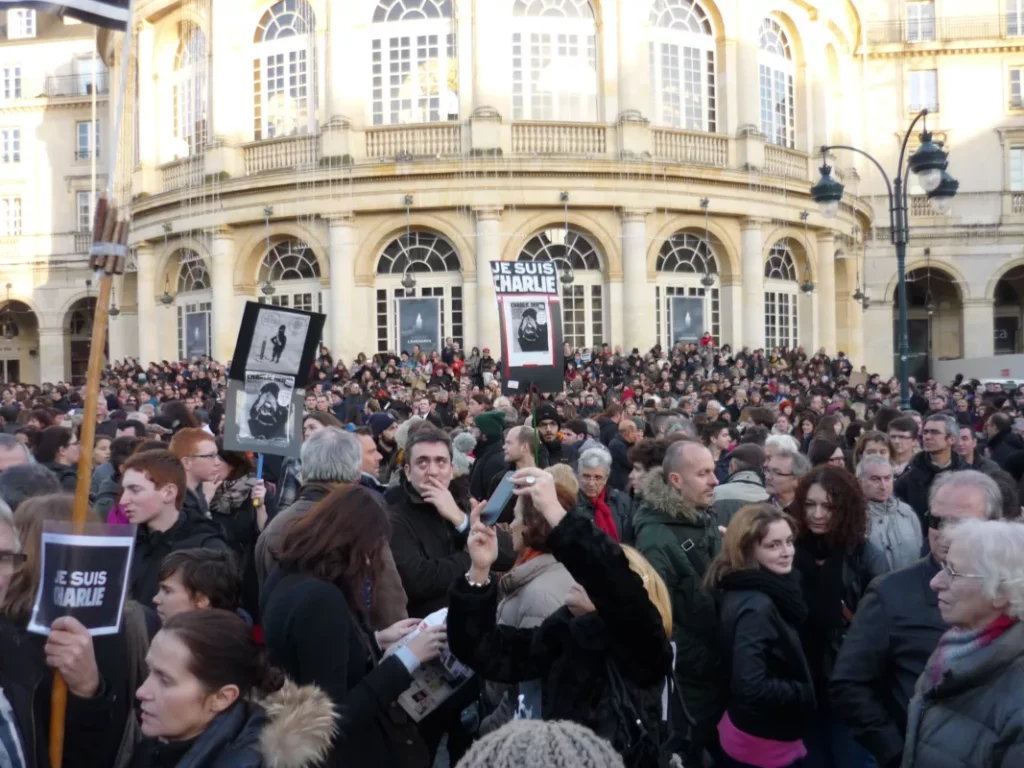 Des manifestants arborent des panneaux "Je suis Charlie" dans les rues de Rennes.