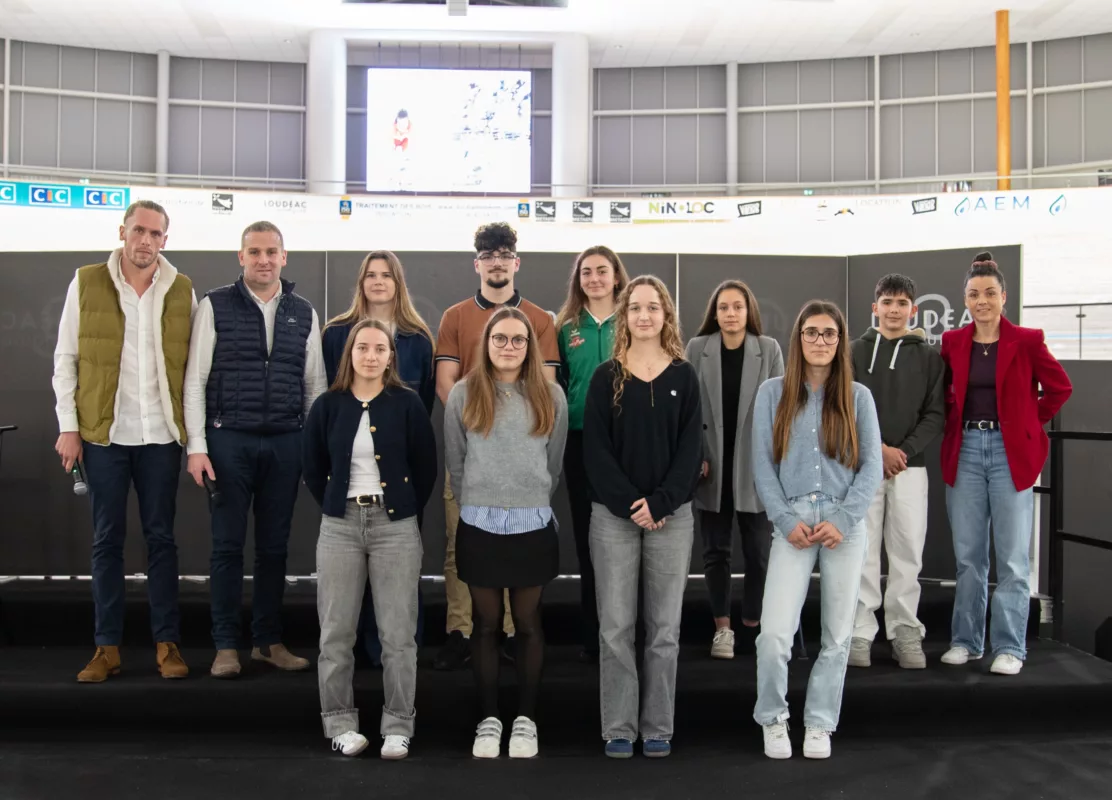 Les jeunes sportifs ayant reçu la bourse posent.