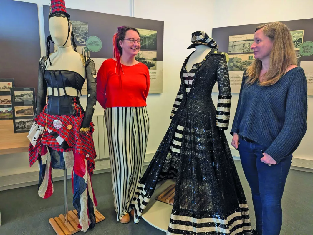 Lecy Crea, devant ses deux robes dans le musée.