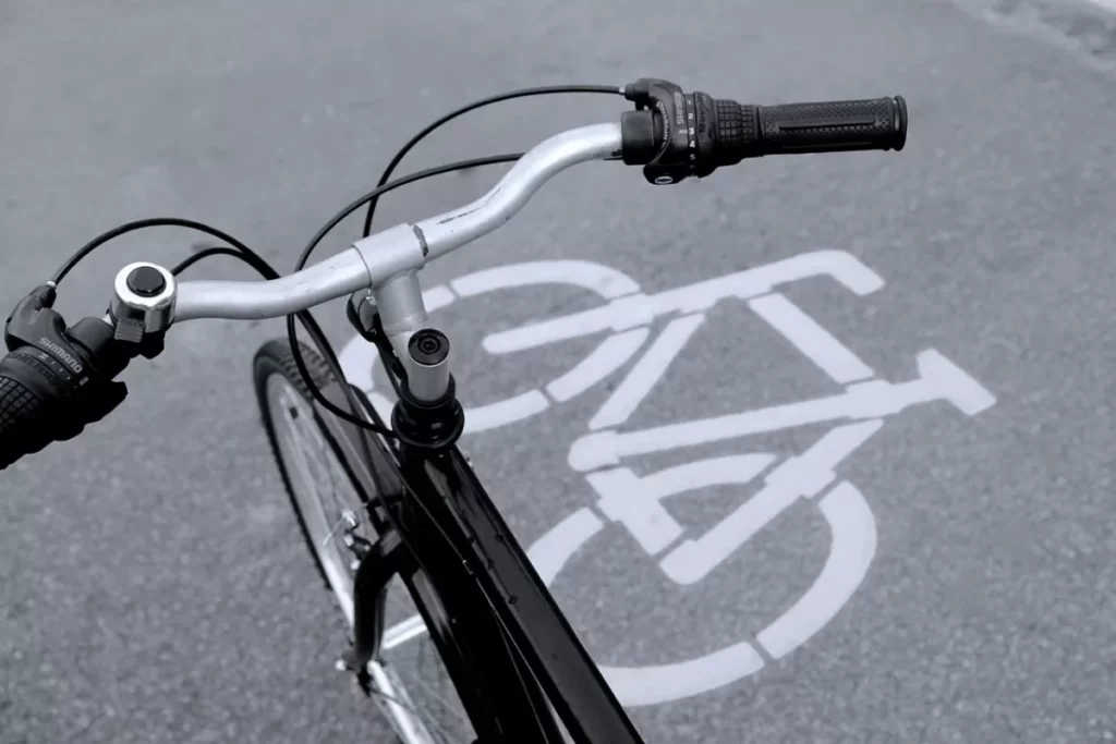 Image d'un vélo sur une piste cyclable