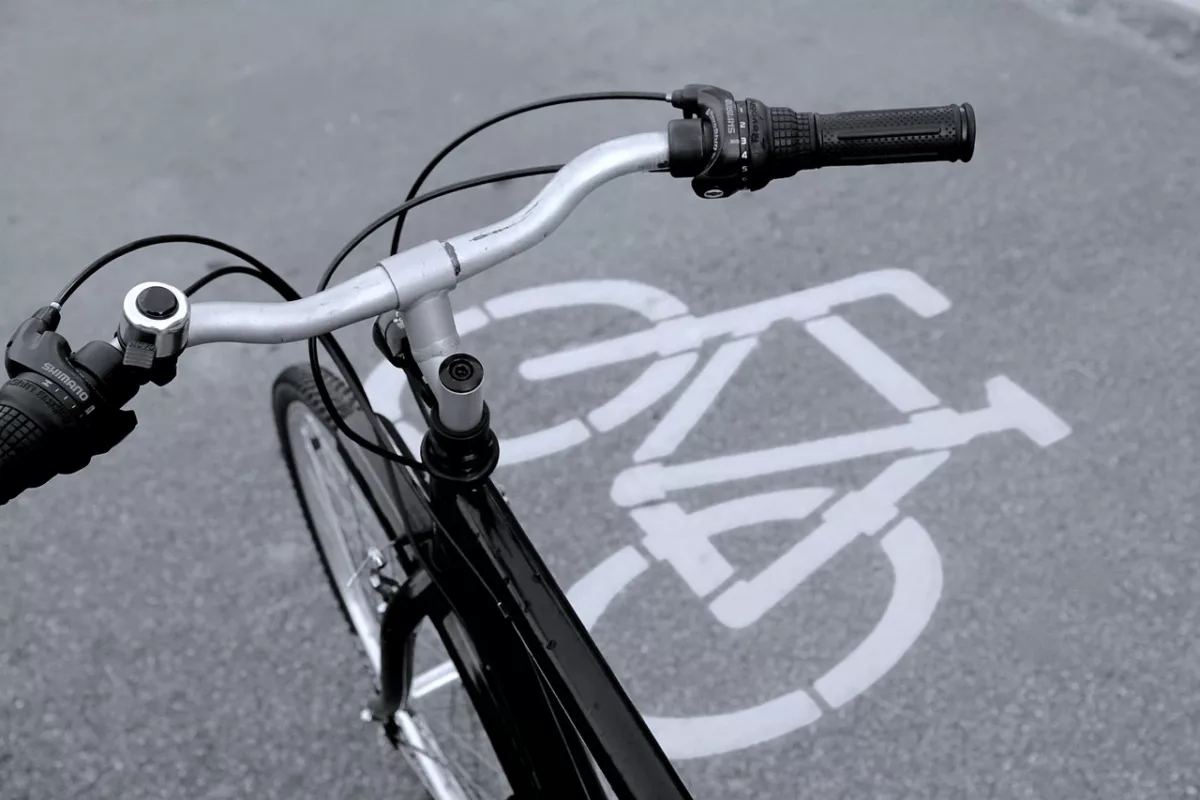 Image d'un vélo sur une piste cyclable
