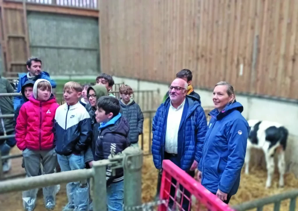 Visite du lycée agricole par le directeur, des élèves et la présidente.