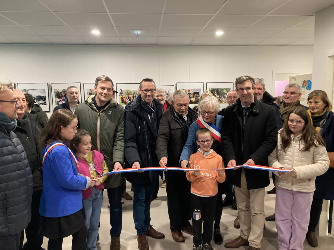 Les élus et des enfants coupent le ruban d'inauguration de l'école.
