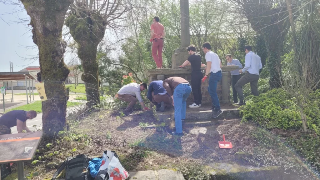 Les bénévoles sont devant la croix.