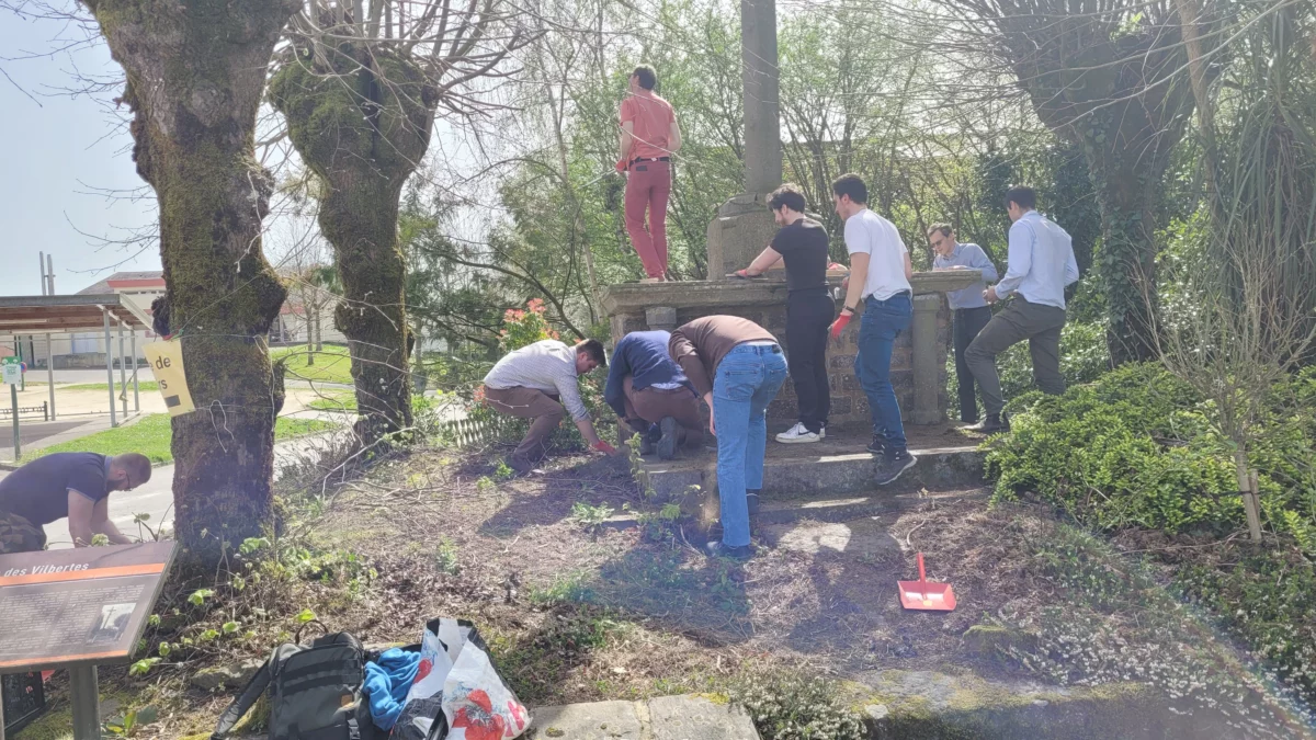 Les bénévoles sont devant la croix.
