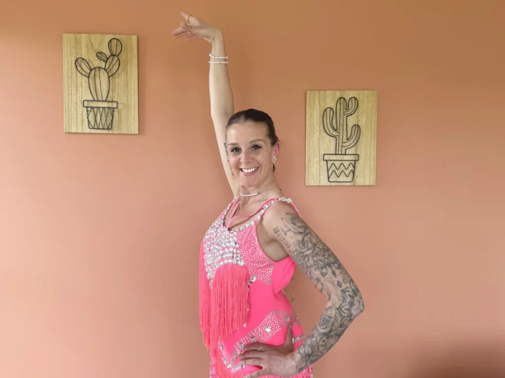 Sandrine, championne de line dance, en tenue de danse.
