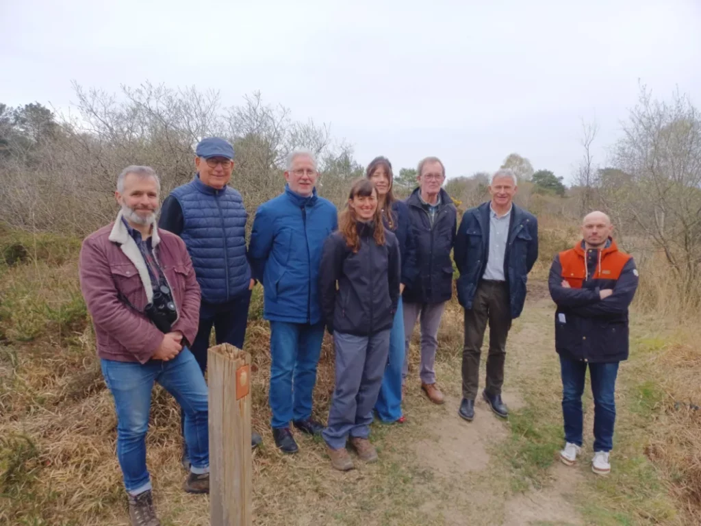 De gauche à droite : des représentants de VivArmor Nature, de Lamballe Terre & Mer et de la ville de Lamballe-Armor, réunis autour d’un projet en faveur de la biodiversité.