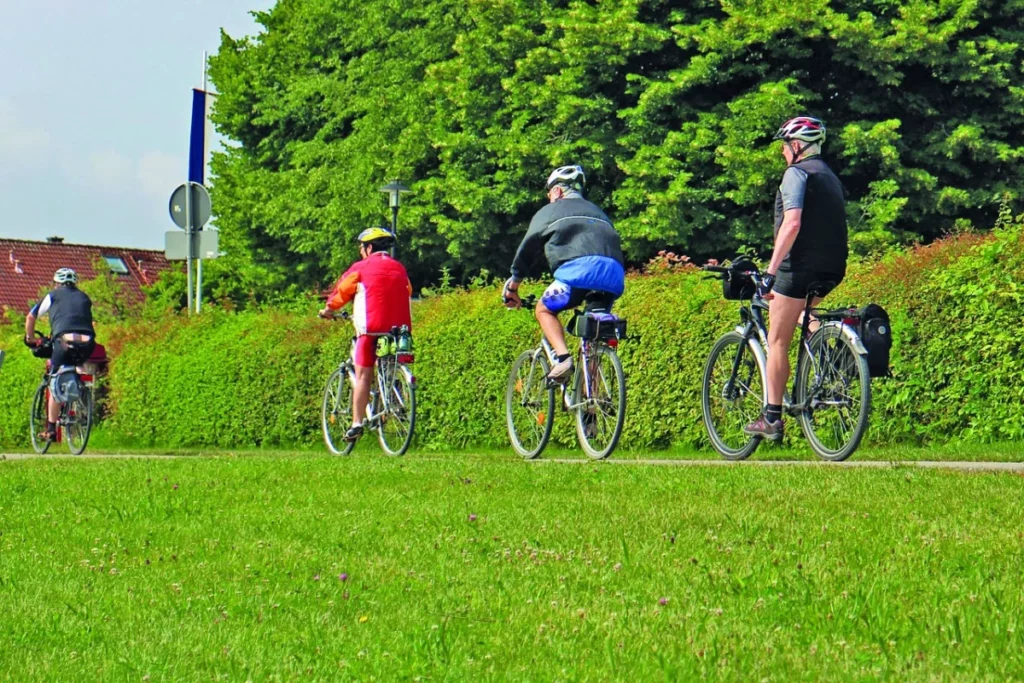 Des personnes à vélo.