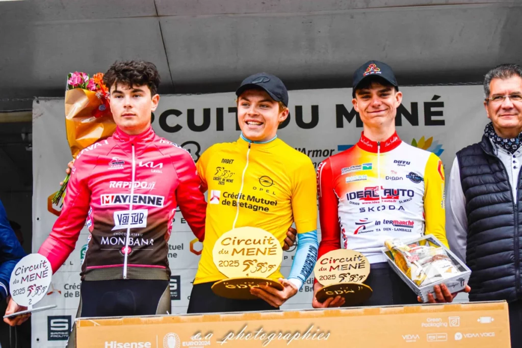 Le podium du classement général avec Louka Lesueur, entouré de Martin Orrière et Florian Gaillard.