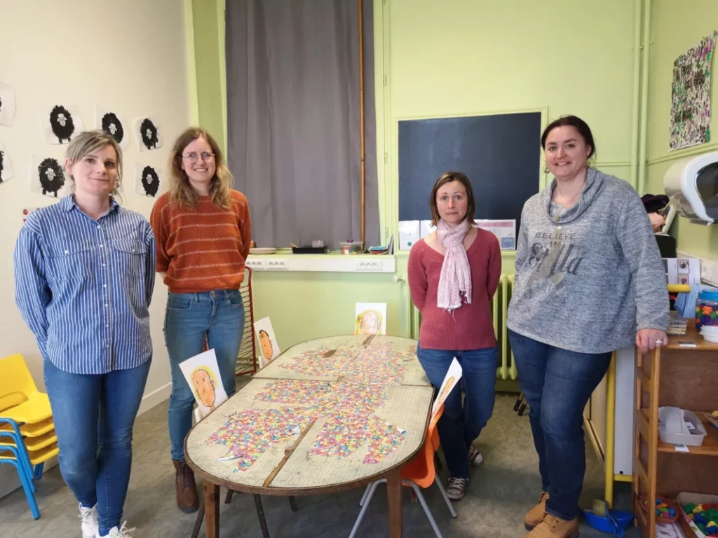 L'équipe pédagogique de l’école enchantée, qui cette année scolaire compte trois classes.