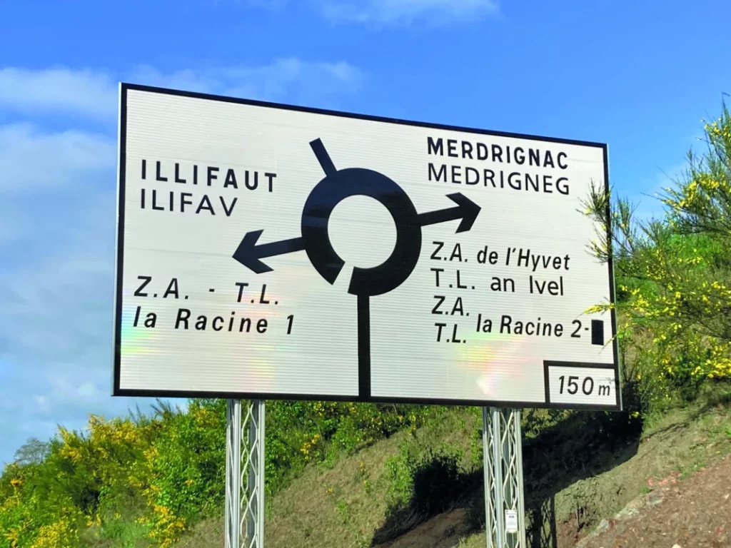 Exemple de panneau à l'entrée de Merdrignac.
