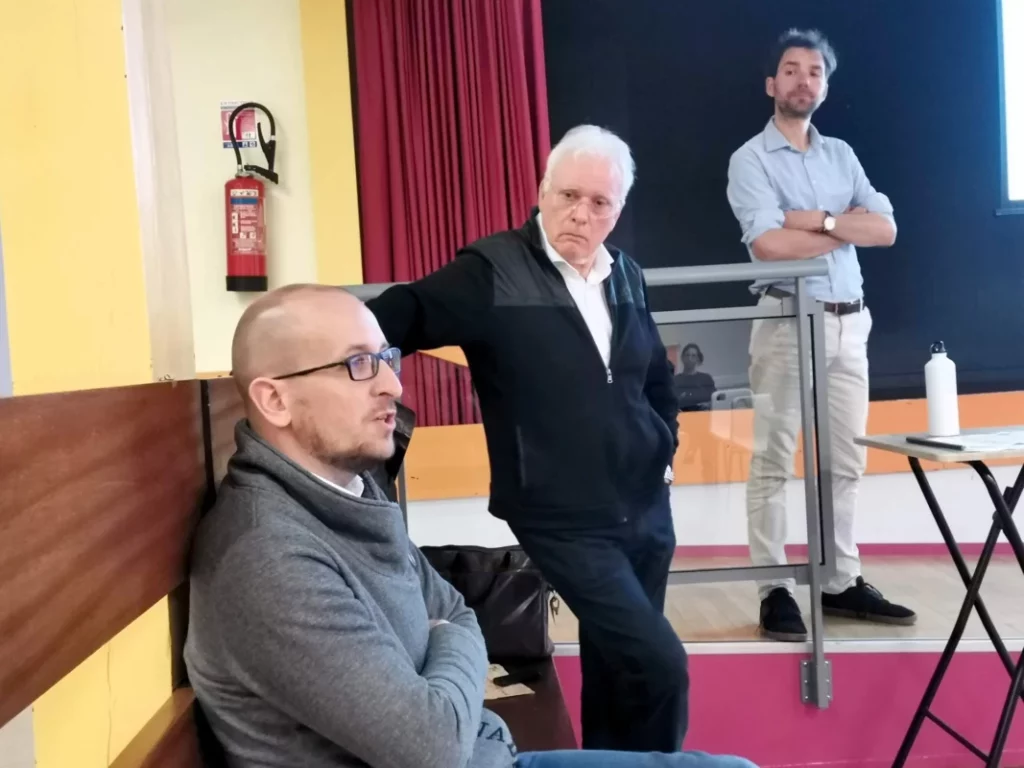 Matthieu Bourel, le trésorier, Daniel Robert, vice-président, et Pim Verschuuren, le président, lors de l’assemblée générale de l’association « Traits d’union – Protégeons notre cadre de vie ».