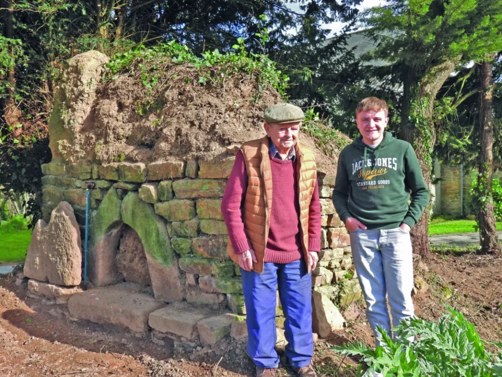 Deux personnes devant le four de l'Hermitage.