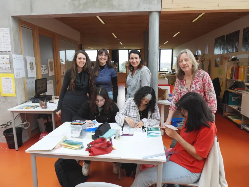 De gauche à droite, debout, avec un groupe d’élèves : Ana Dess, Eva Reinkingen, Sandra Pitié, Florence Poulain.