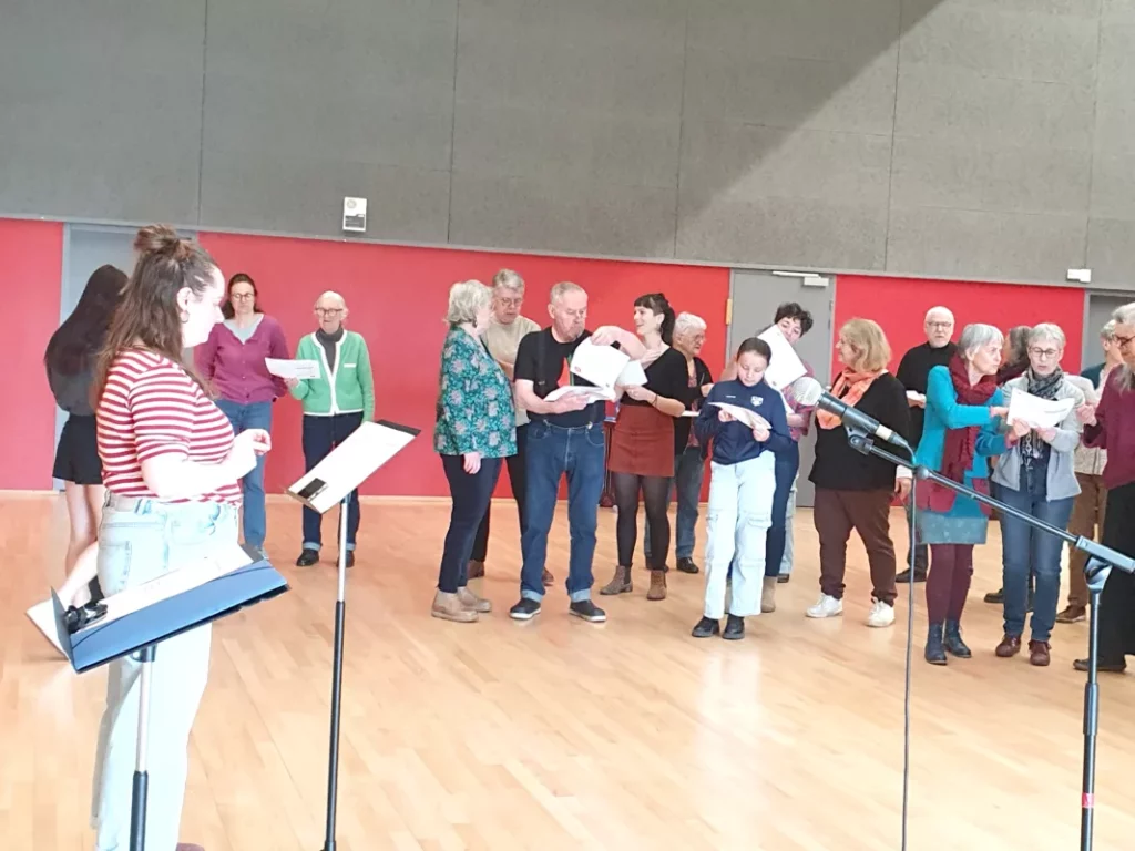 Les apprentis de la chorale éphémère s'exercent.