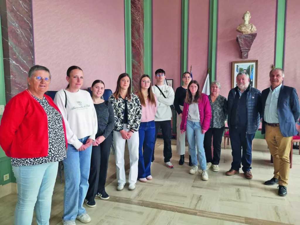 Les jeunes Mévennais ont été invités à la mairie pour recevoir leurs cartes électorales.