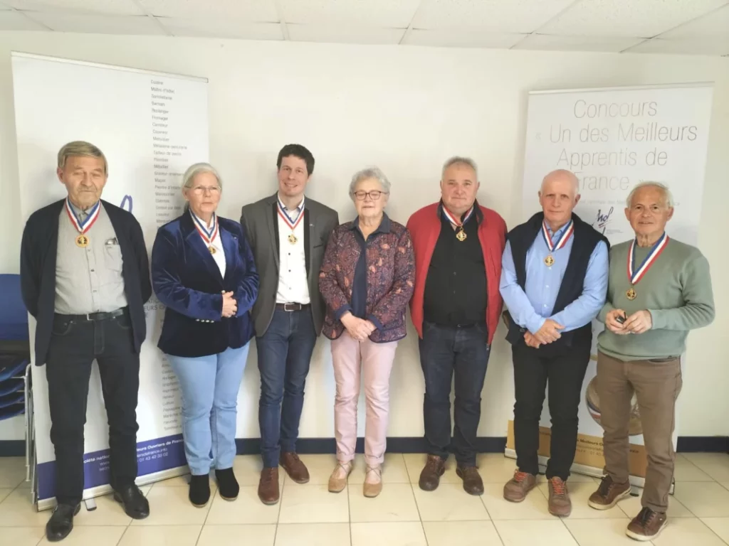 André Le Ray (MOF couverture et ornemaniste métallique en couverture) , Huguette Morel (MOF dentelière à Pleslin Trigavou) ; Adrian Collin, président de l’association (MOF verrerie d’art à Dinan), Evelyne Gaspaillard, maire, Patrick VIillalon (MOF ornemaniste métallique en couverture à Dinan) ; Jean-Yves Savidan (MOF tailleur de pierres à Quintin) et Maurice Philippe (MOF taxidermiste à Pordic).
