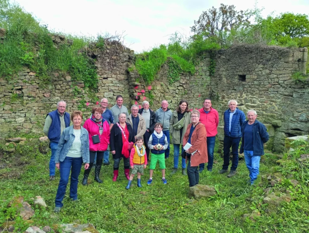 Les bénévoles devant le moulin.
