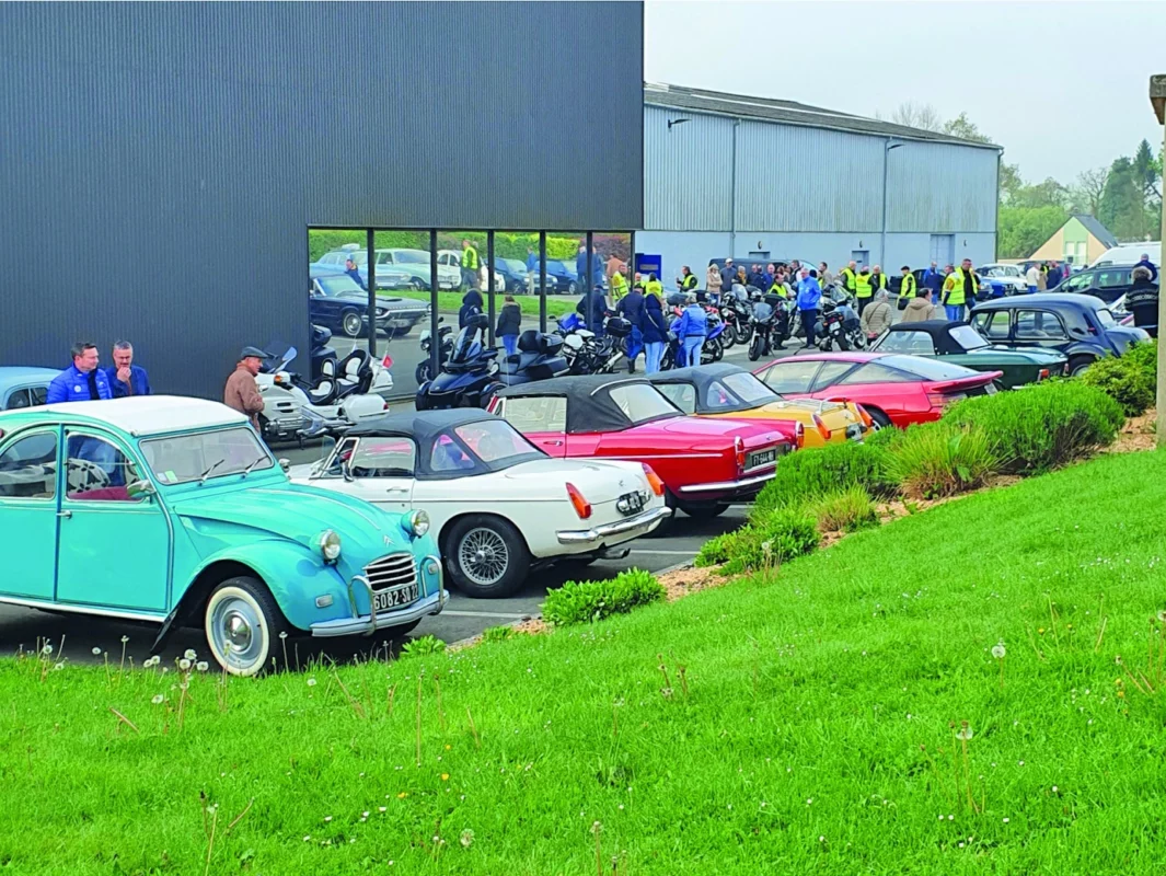 Les vieilles voitures étaient présentes au Tour du Mené.