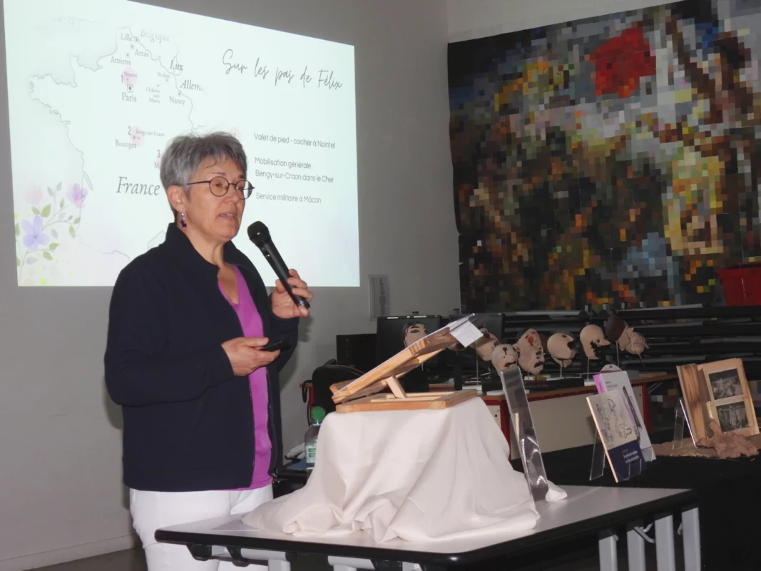 L'autrice en pleine intervention pour le devoir de mémoire.