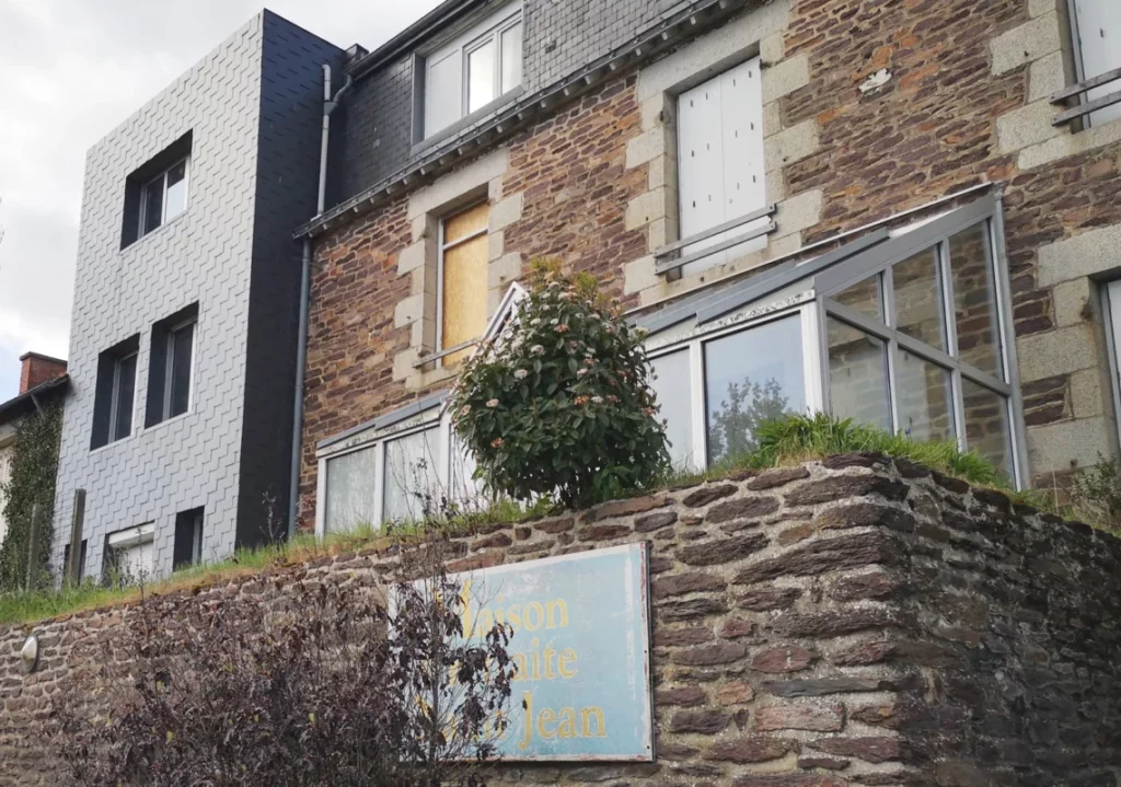 Photo de l'extérieur de la maison de retraite.
