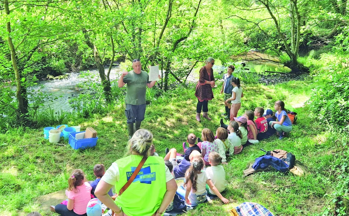 Les élèves de l'école au bord de la Rance.