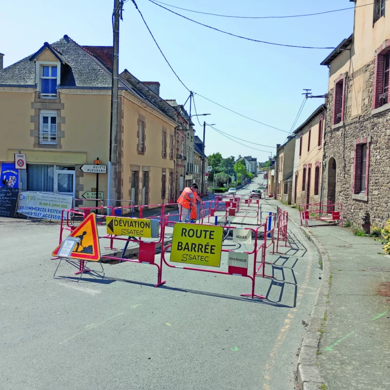 Photographie d'une rue en travaux à Caulnes.