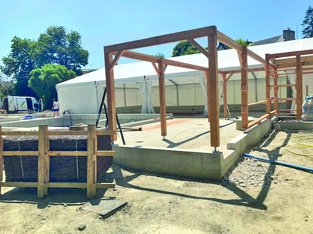 La piscine est toujours en chantier.