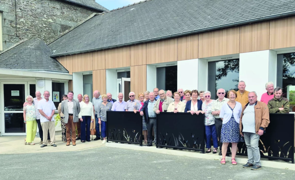 Le club des aînés est réunis devant la salle des fêtes.
