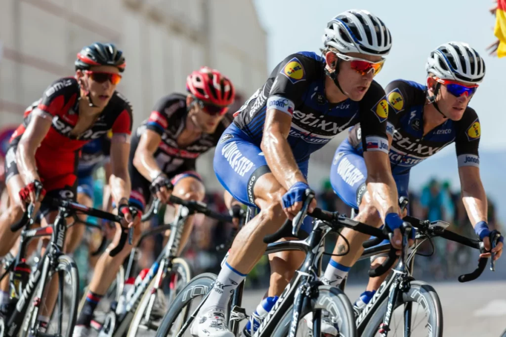 Des cyclistes en pleine course.