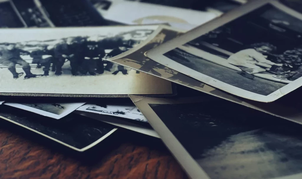 Des photographies d'archives.