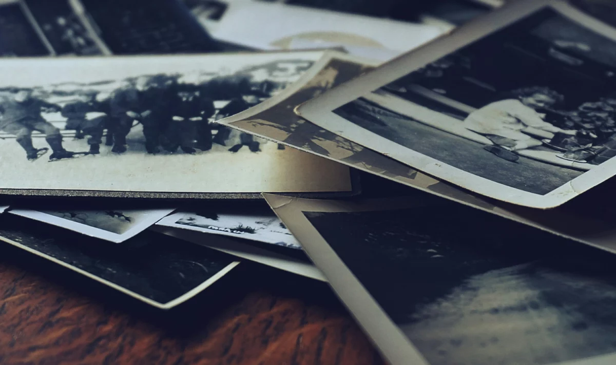 Des photographies d'archives.