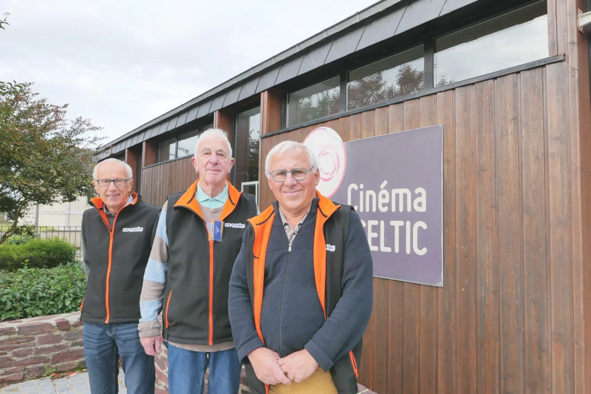 Les bénévoles du cinéma devant celui-ci.