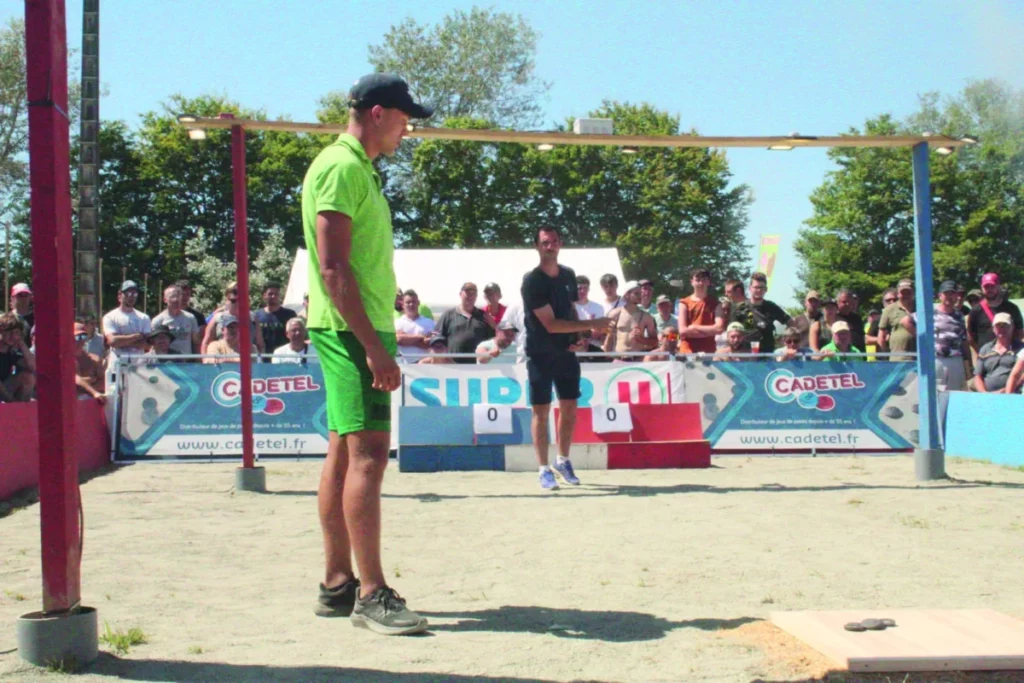 Un joueur de palet se prépare à lancer.