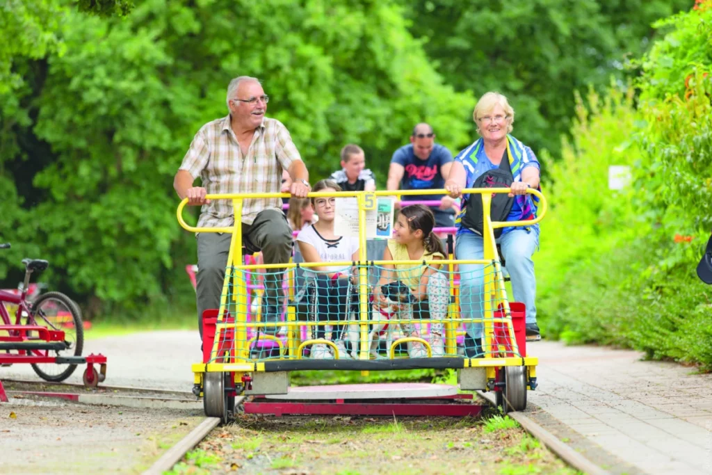 Une famille sur un vélo-rail.
