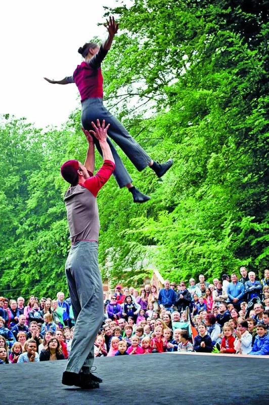 Deux acrobates jouent devant le public.