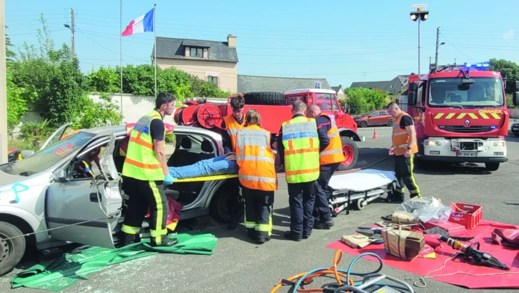 Des pompiers réalisent la démonstration d'un exercice.