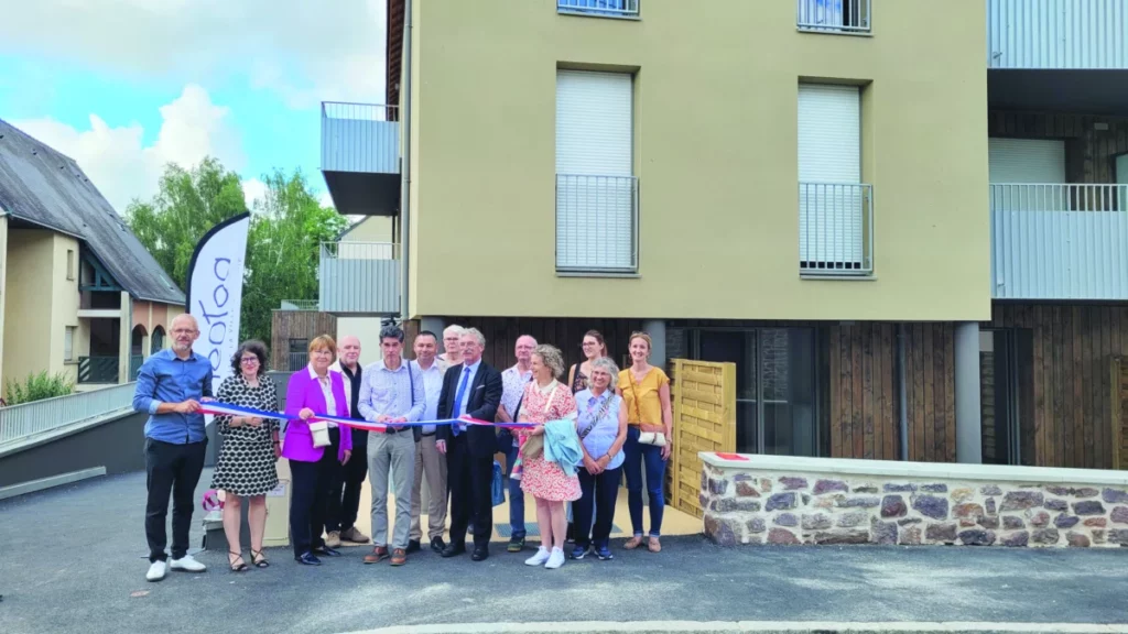 Les élus inaugurent le bâtiment.