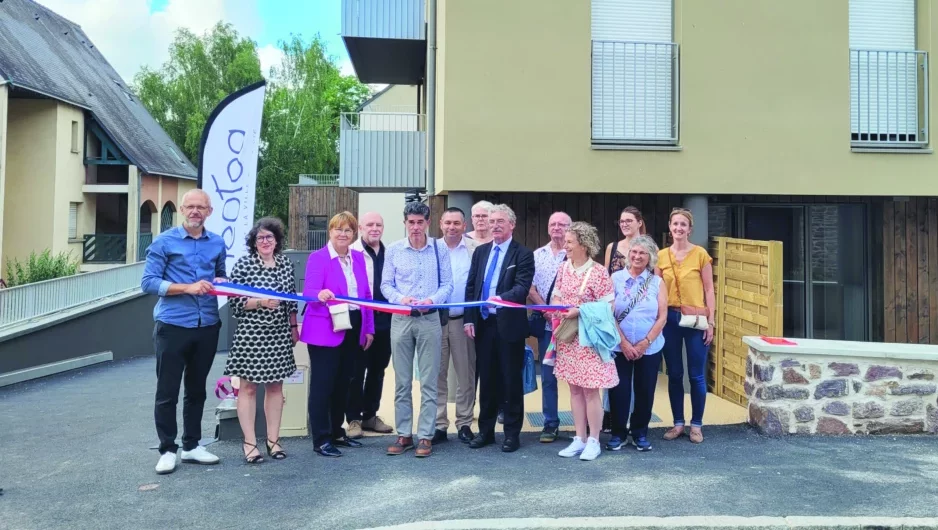 Les élus inaugurent le bâtiment.