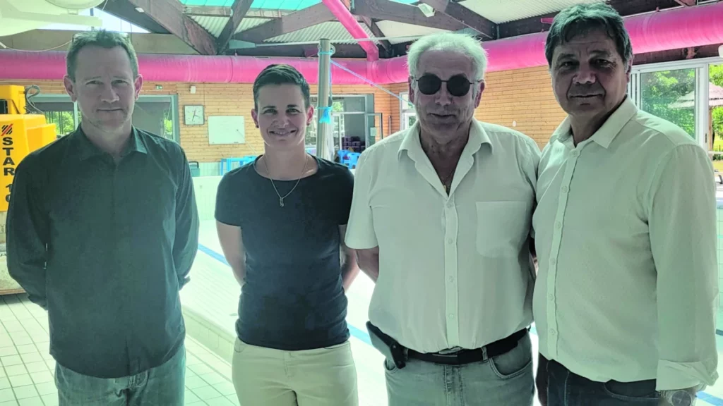 Des élus à la piscine pour annoncer la réouverture.