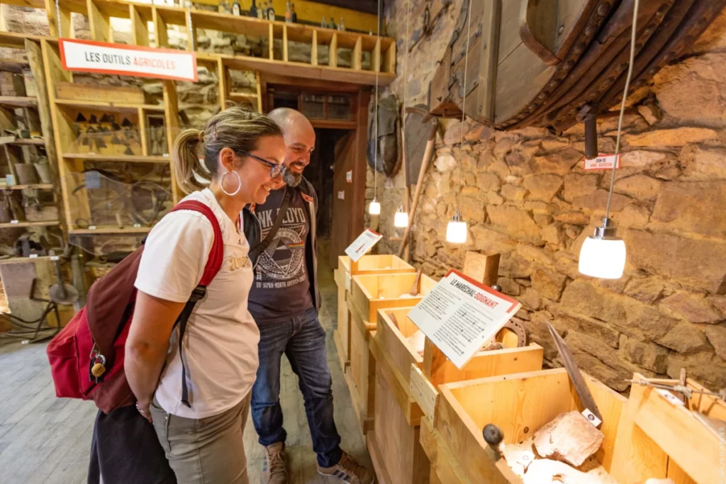 Deux personnes visitent le musée de la forge.