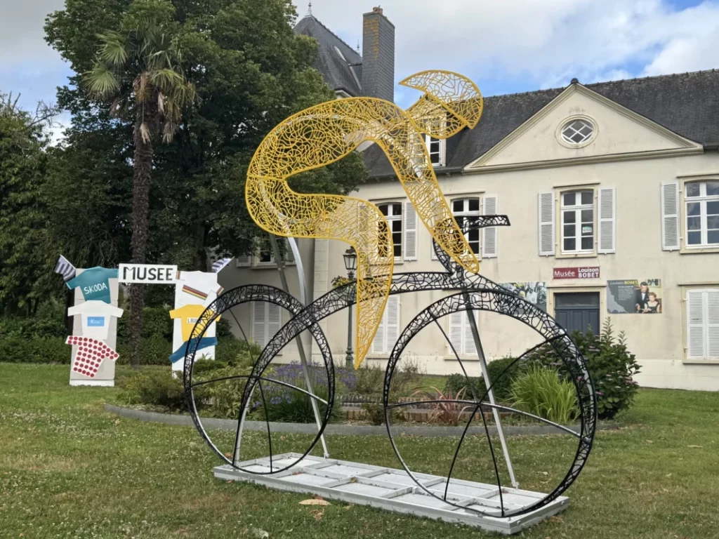 Le musée sur Louison Bobet a été décoré avec un cycliste géant, entre autre, à l'occasion du Tour de France.