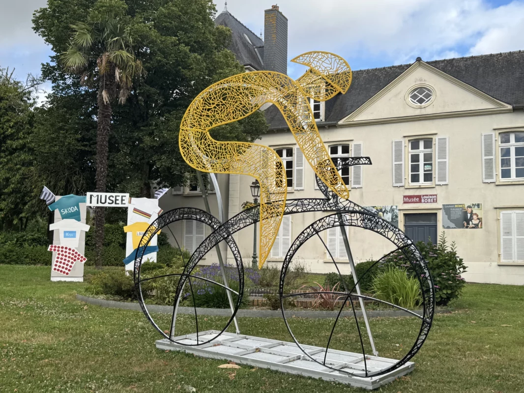 Le musée sur Louison Bobet a été décoré avec un cycliste géant, entre autre, à l'occasion du Tour de France.