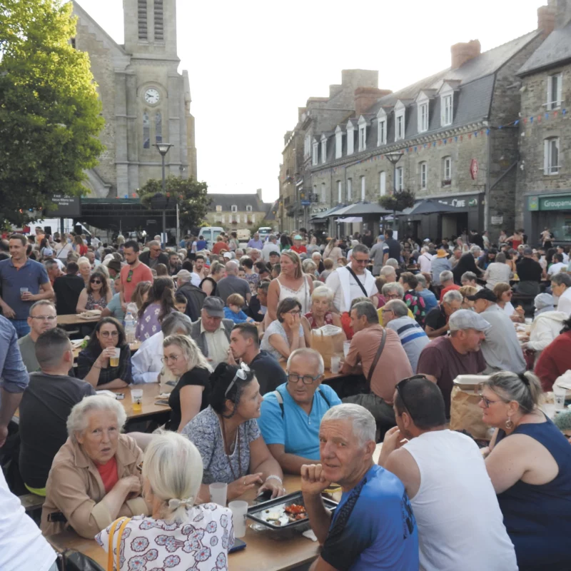 Photographie de la foule en train de manger.