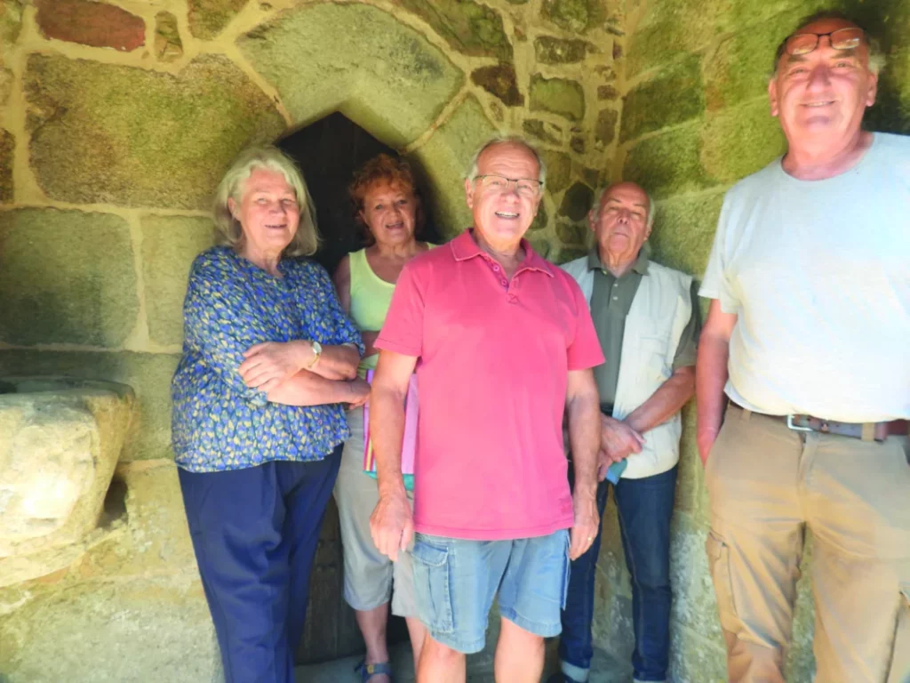 Les membres du bureau de l'association Daoudour sont en groupe, debouts.