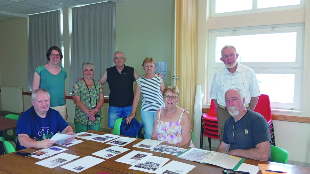 Les bénévoles de la chapelle sont autour d'une table.